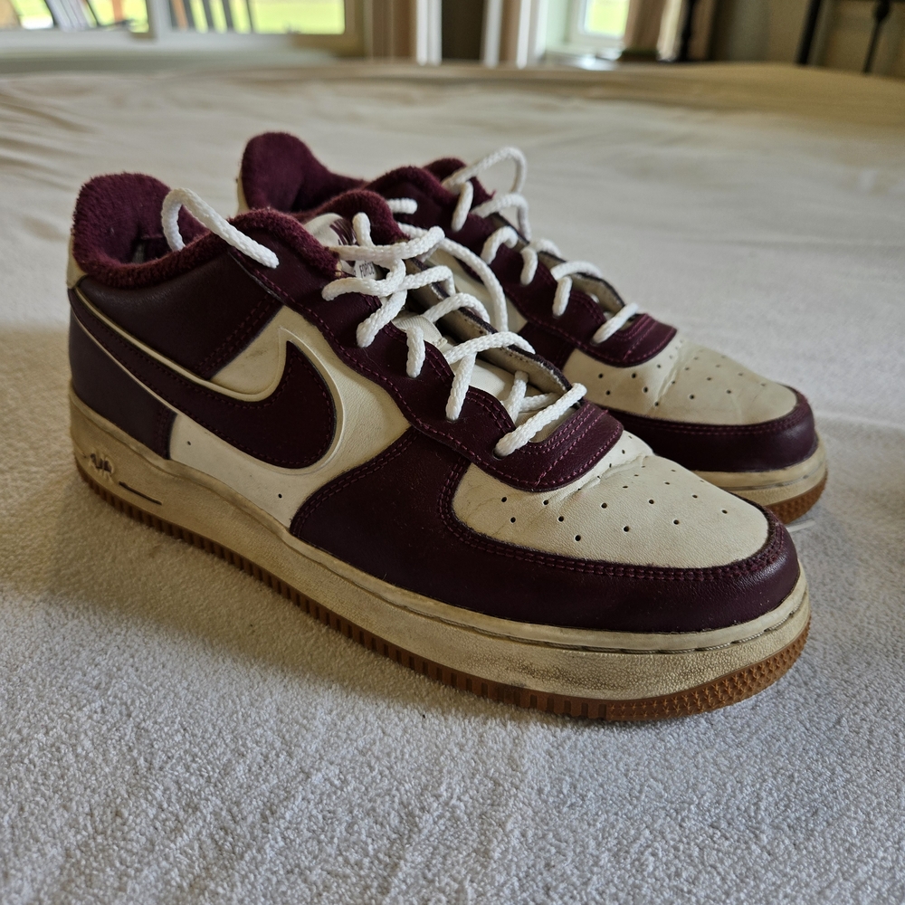 Nike Low-Top Sneakers in Maroon and Cream with White Laces